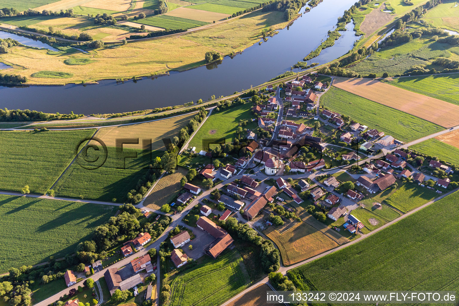 Vue aérienne de Église de pèlerinage du Saint-Sang à Niederachdorf à le quartier Niederachdorf in Kirchroth dans le département Bavière, Allemagne