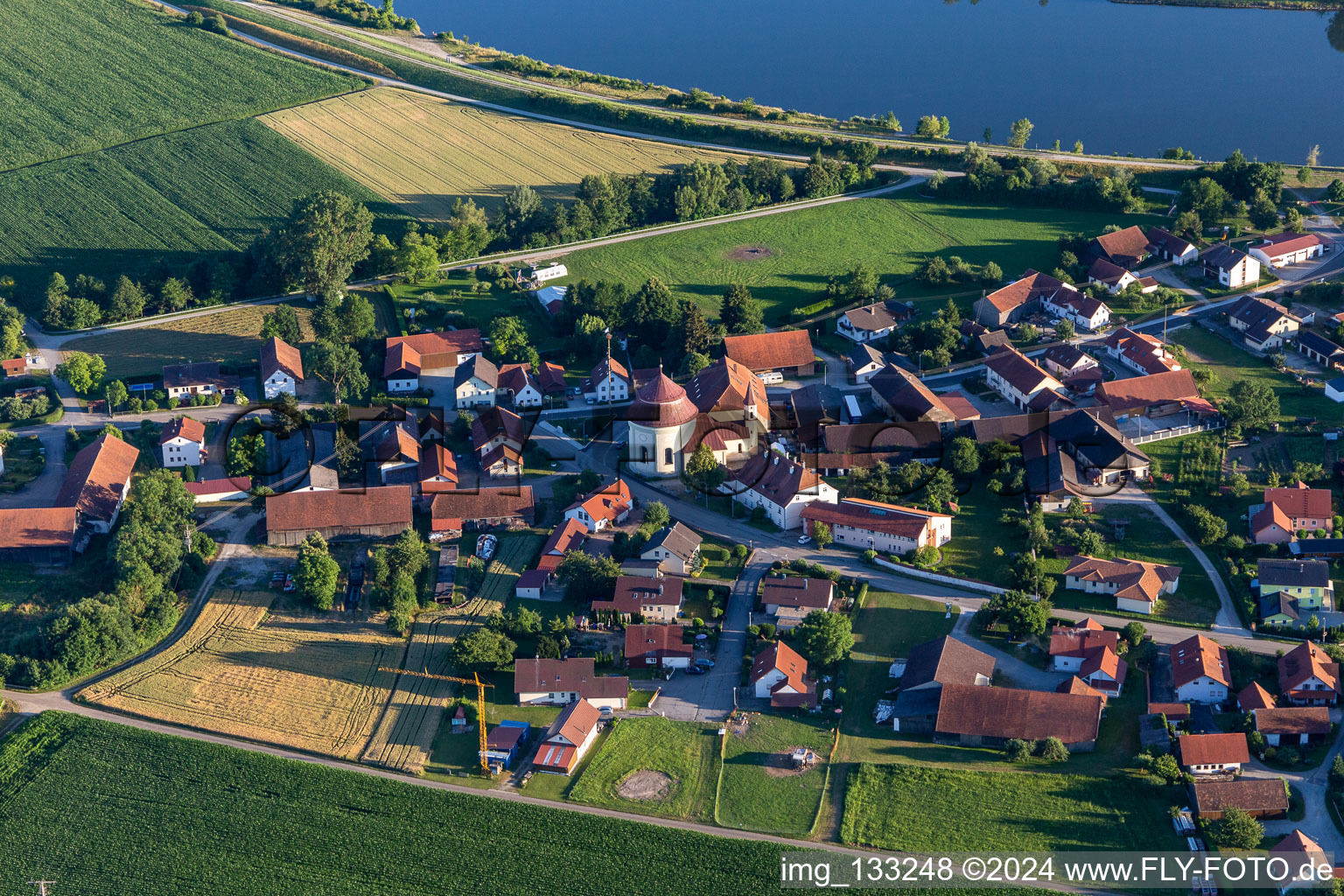 Vue oblique de Église de pèlerinage du Saint-Sang à Niederachdorf à le quartier Niederachdorf in Kirchroth dans le département Bavière, Allemagne