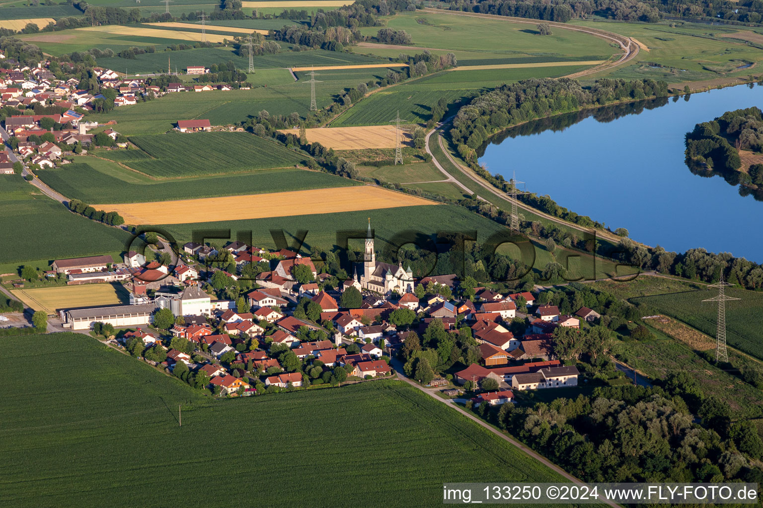 Vue aérienne de Église Paroissiale de l'Assomption de Marie à Pondorf à le quartier Pondorf in Kirchroth dans le département Bavière, Allemagne