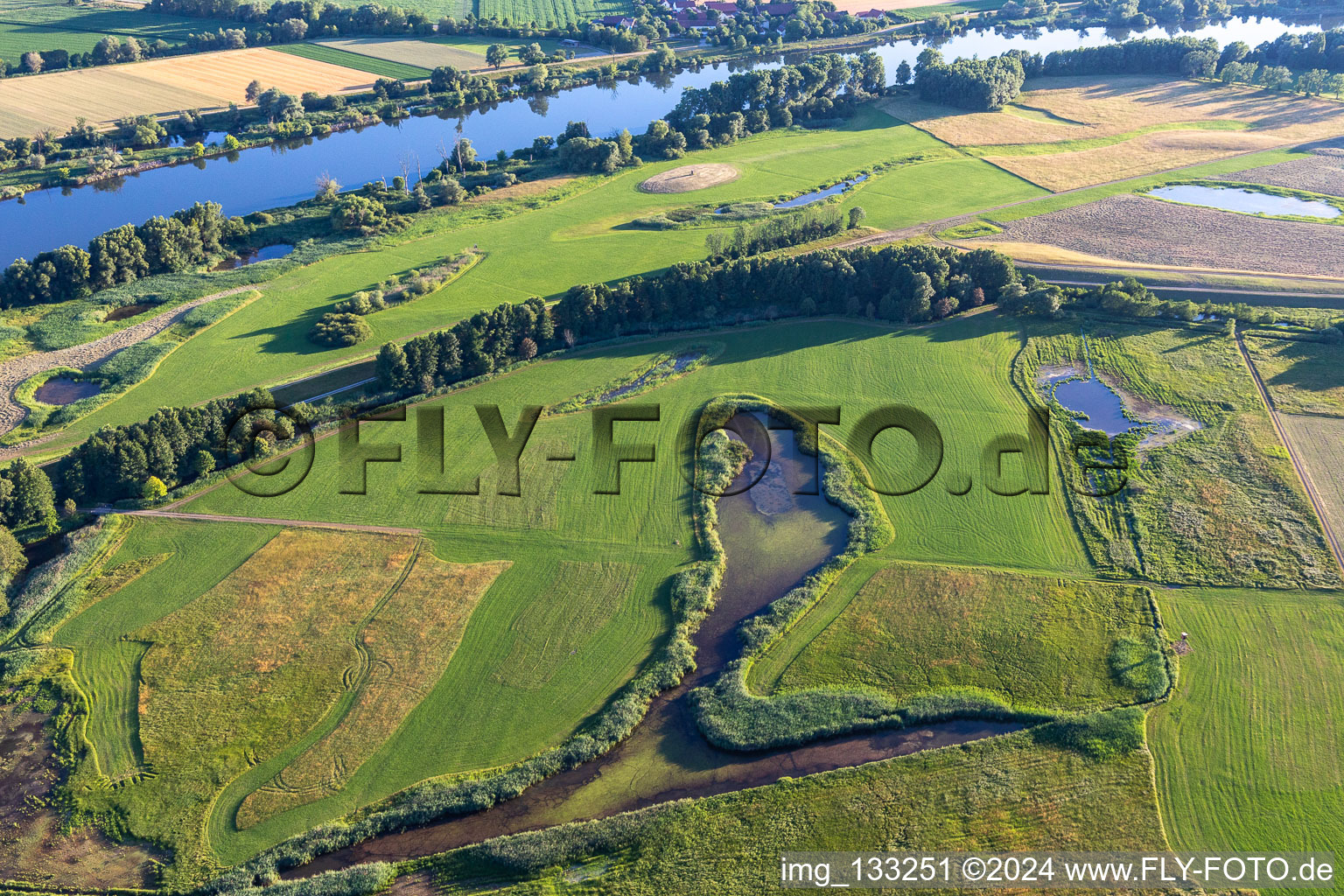 Vue aérienne de Polder sur le Danube à le quartier Niederachdorf in Kirchroth dans le département Bavière, Allemagne