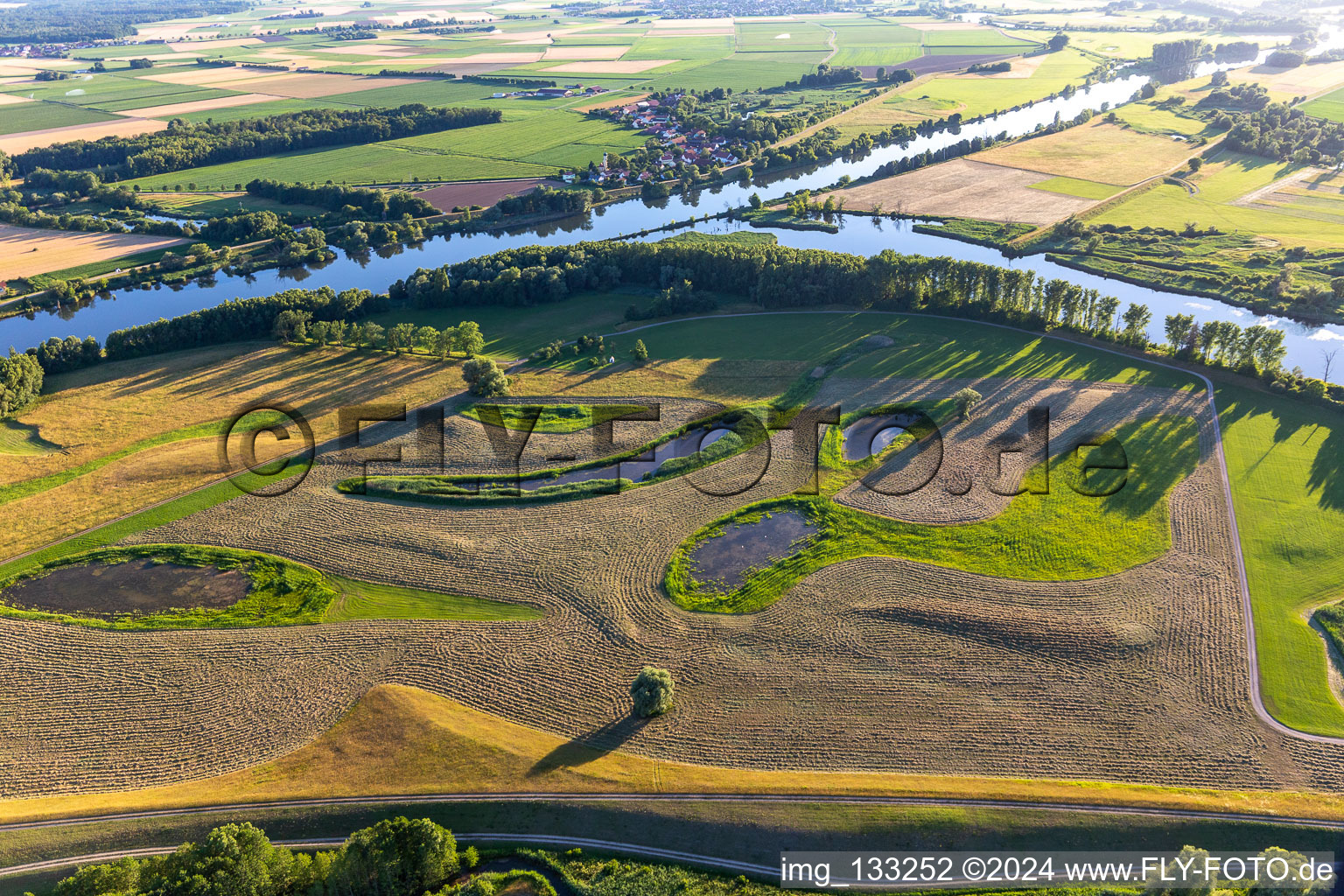 Vue aérienne de Polder sur le Danube à le quartier Niederachdorf in Kirchroth dans le département Bavière, Allemagne