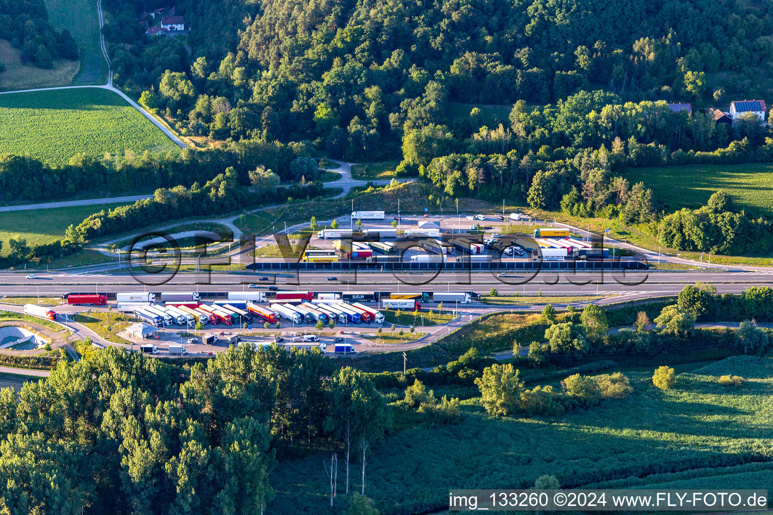 Vue aérienne de Parking Tiefenthal / Wiesenttal sur l'A3 à le quartier Hungersdorf in Wörth an der Donau dans le département Bavière, Allemagne