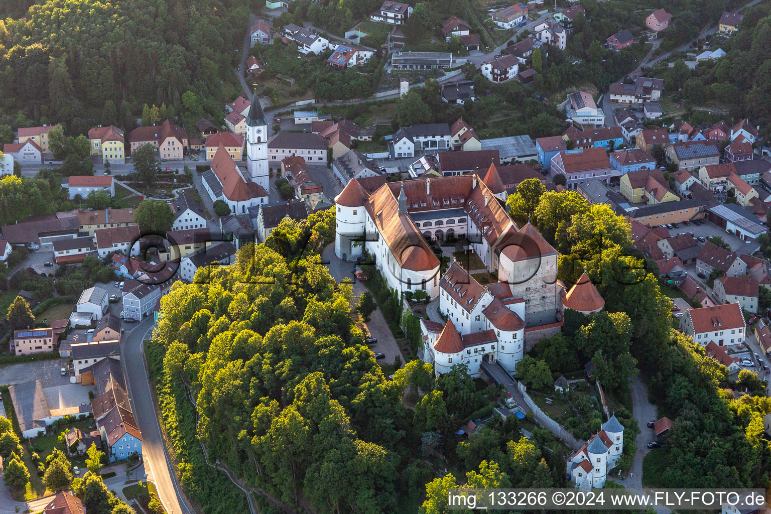 Vue aérienne de Seniors professionnels au château de Wörth à le quartier Hungersdorf in Wörth an der Donau dans le département Bavière, Allemagne