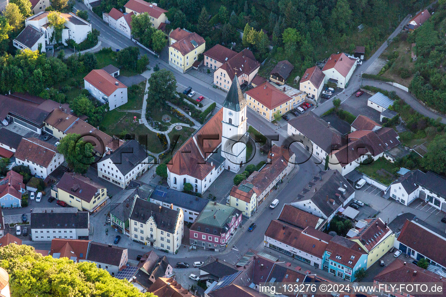 Vue aérienne de Église paroissiale Saint-Pierre à le quartier Hungersdorf in Wörth an der Donau dans le département Bavière, Allemagne