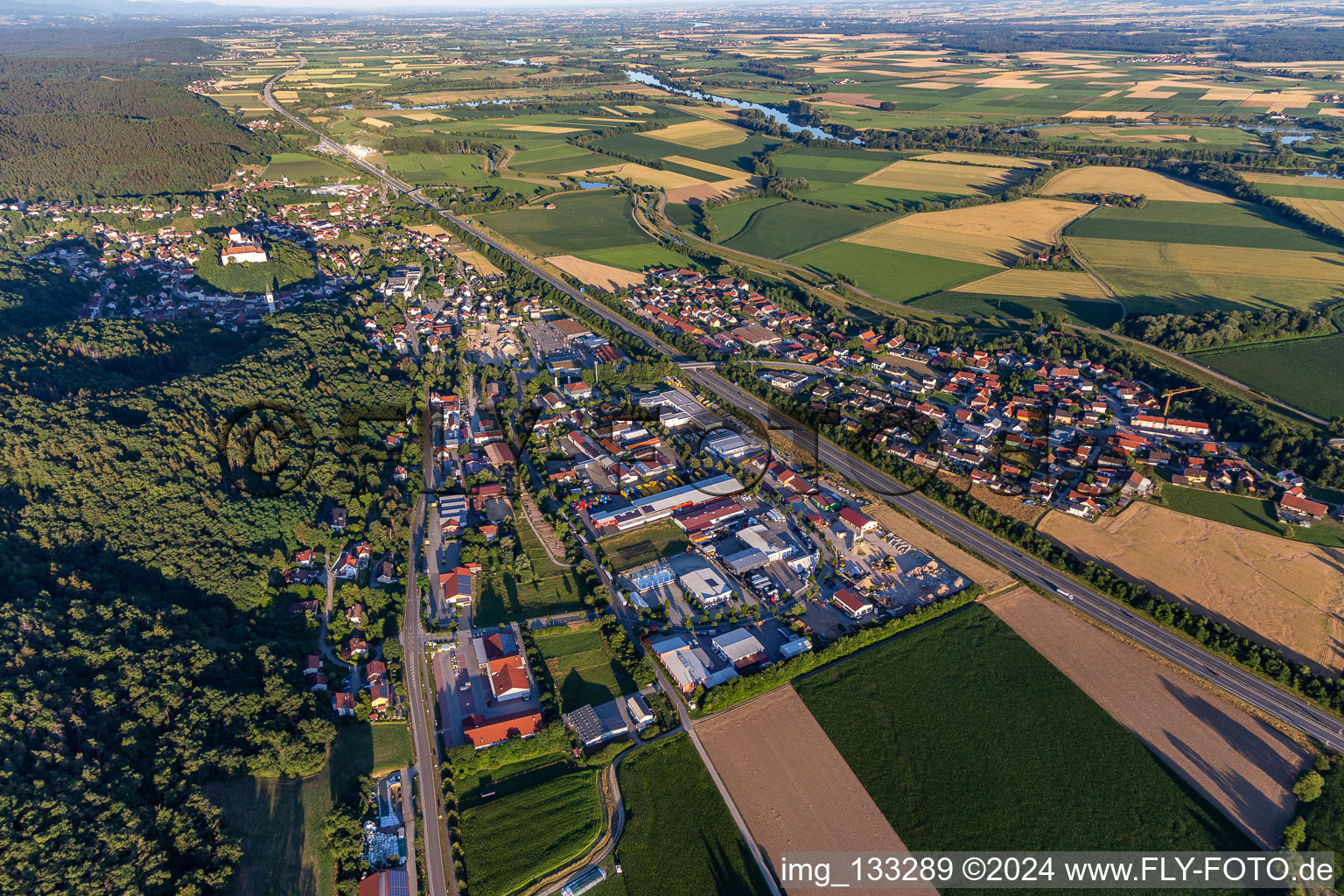 Vue aérienne de Zone commerciale Haslet à Wörth an der Donau dans le département Bavière, Allemagne