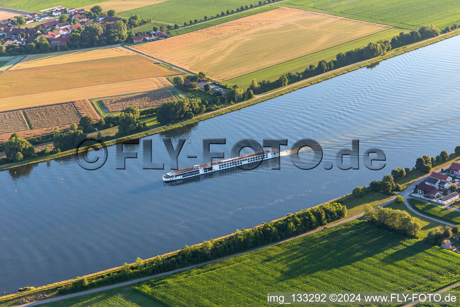 Vue aérienne de Bateau de croisière fluviale sur le Danube à le quartier Frenghofen in Bach an der Donau dans le département Bavière, Allemagne