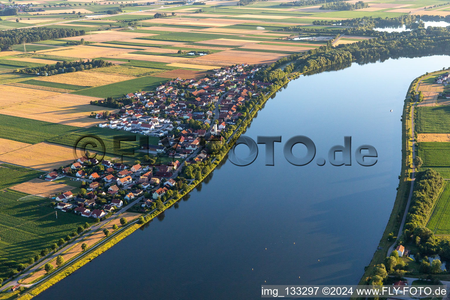 Vue aérienne de Quartier Friesheim in Barbing dans le département Bavière, Allemagne