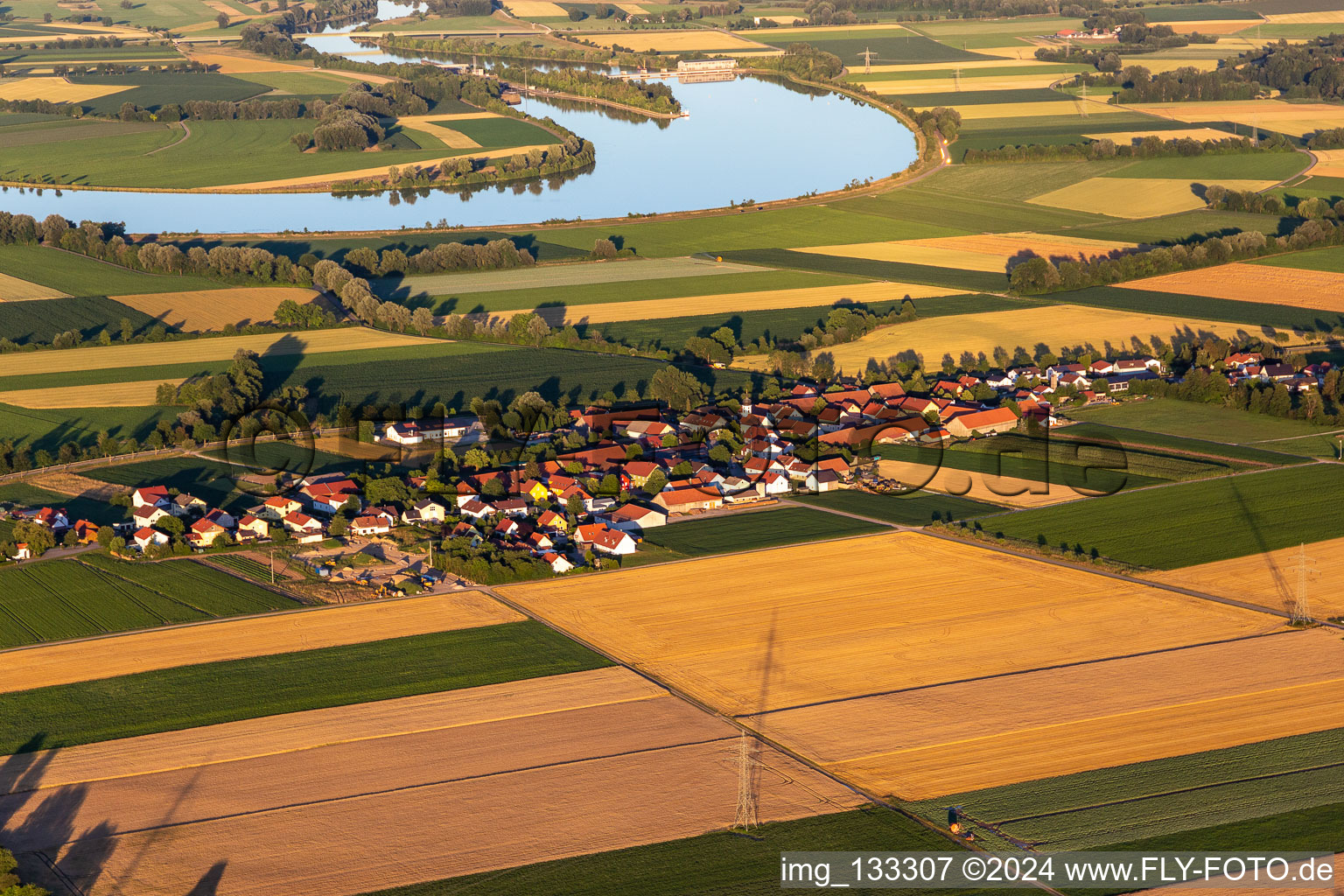 Vue aérienne de Quartier Eltheim in Barbing dans le département Bavière, Allemagne