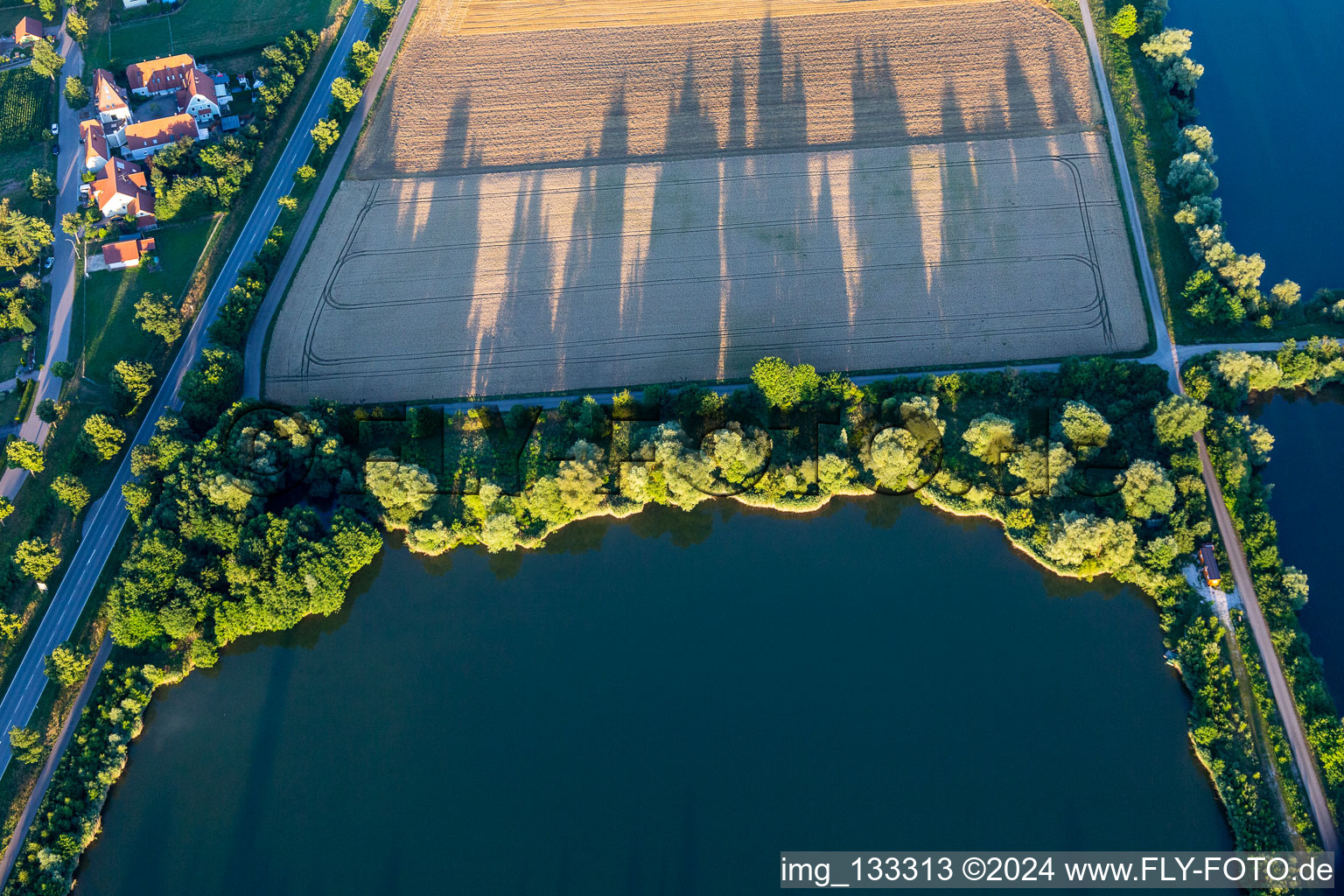 Vue aérienne de Étangs à poissons sur le Geslinger Mühlbach à le quartier Geisling in Pfatter dans le département Bavière, Allemagne