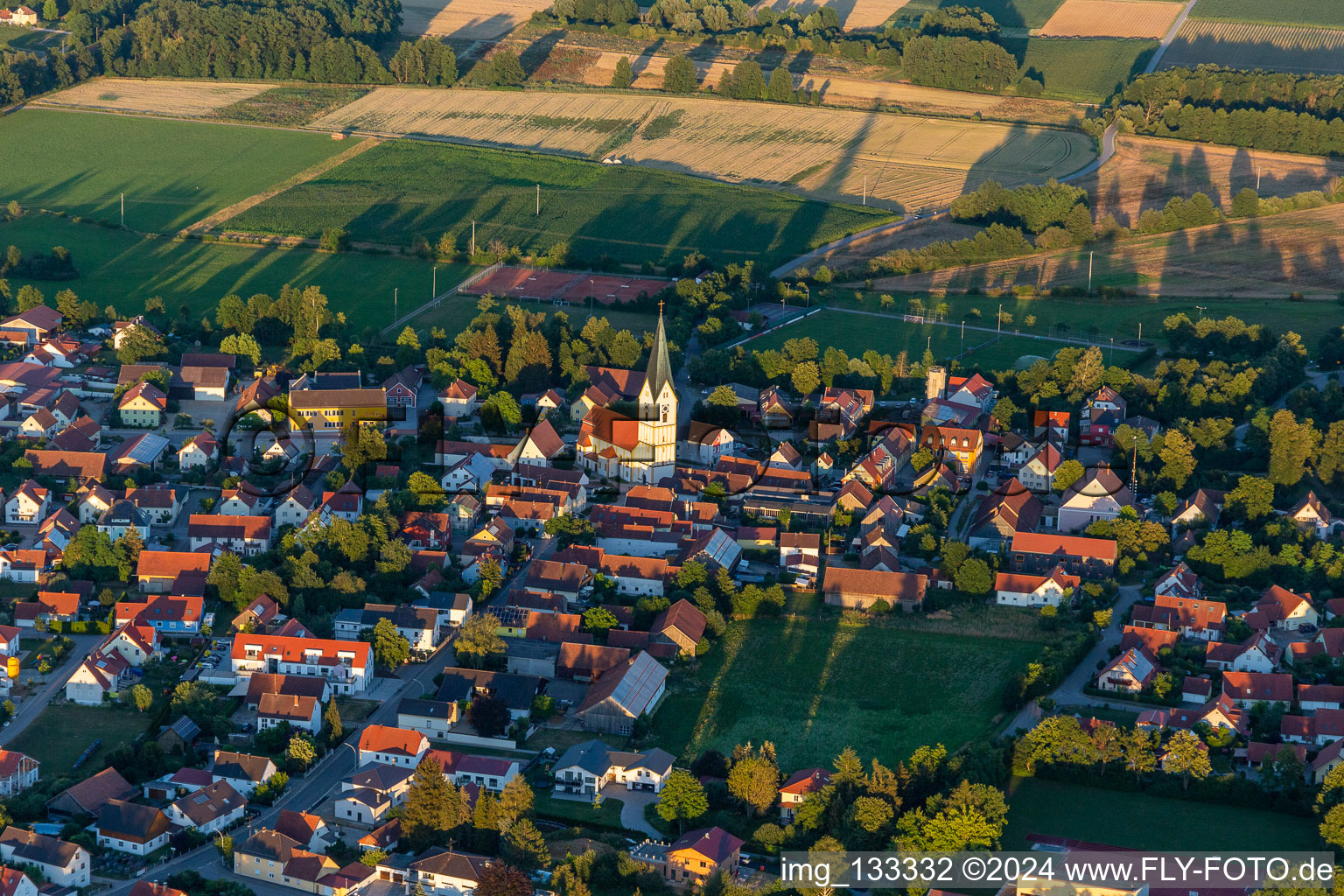 Vue aérienne de Église Saint-Jean-Baptiste à Sünching dans le département Bavière, Allemagne