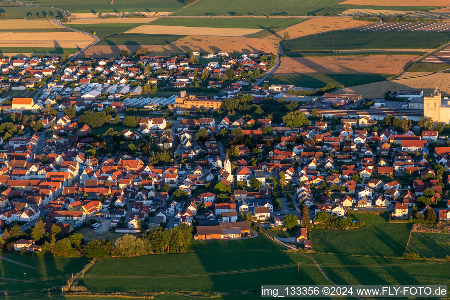 Vue aérienne de Quartier Greißing in Geiselhöring dans le département Bavière, Allemagne