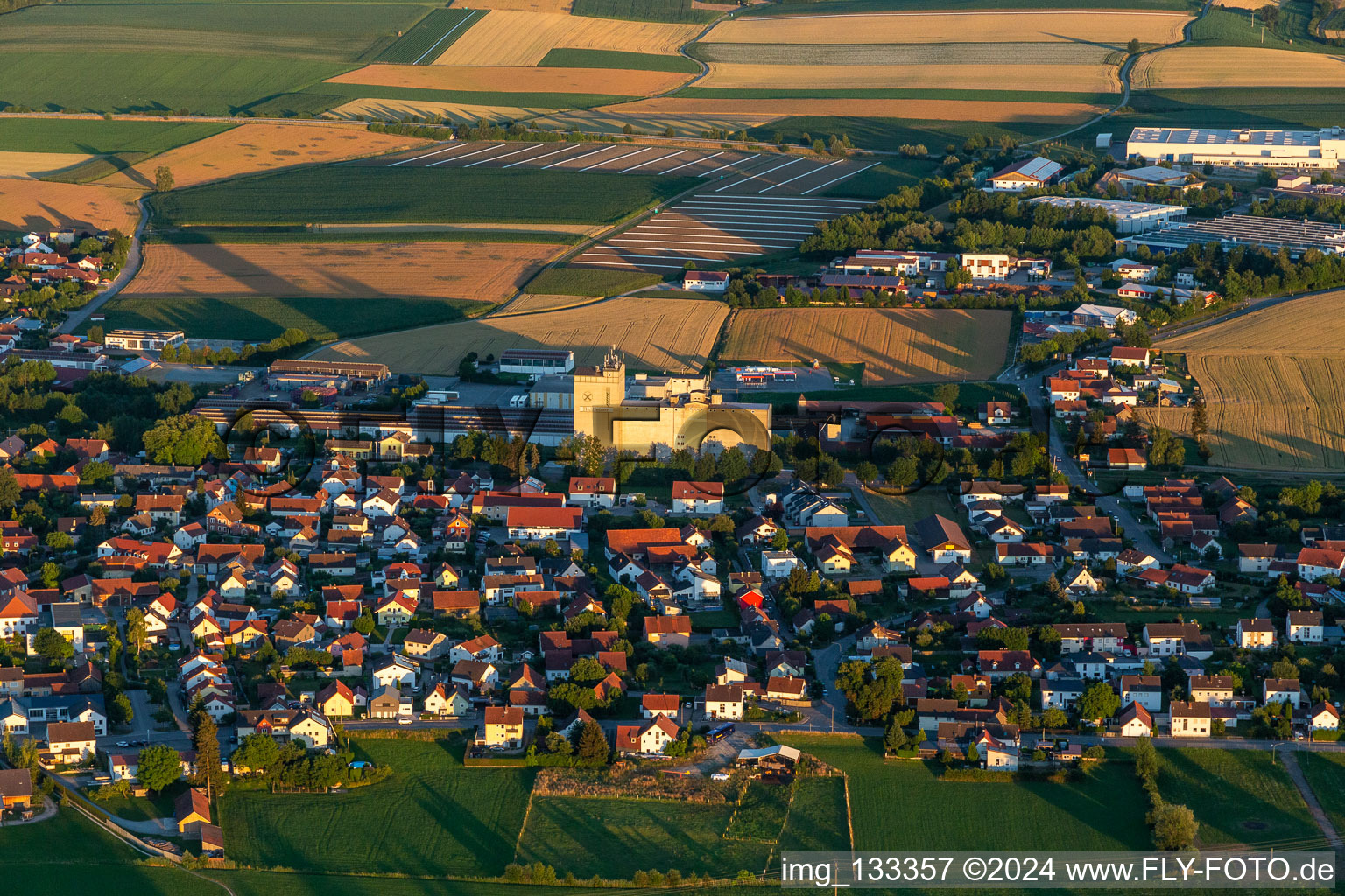 Vue aérienne de Spécialités de saucisses Fit Food Juma GmbH à Geiselhöring dans le département Bavière, Allemagne