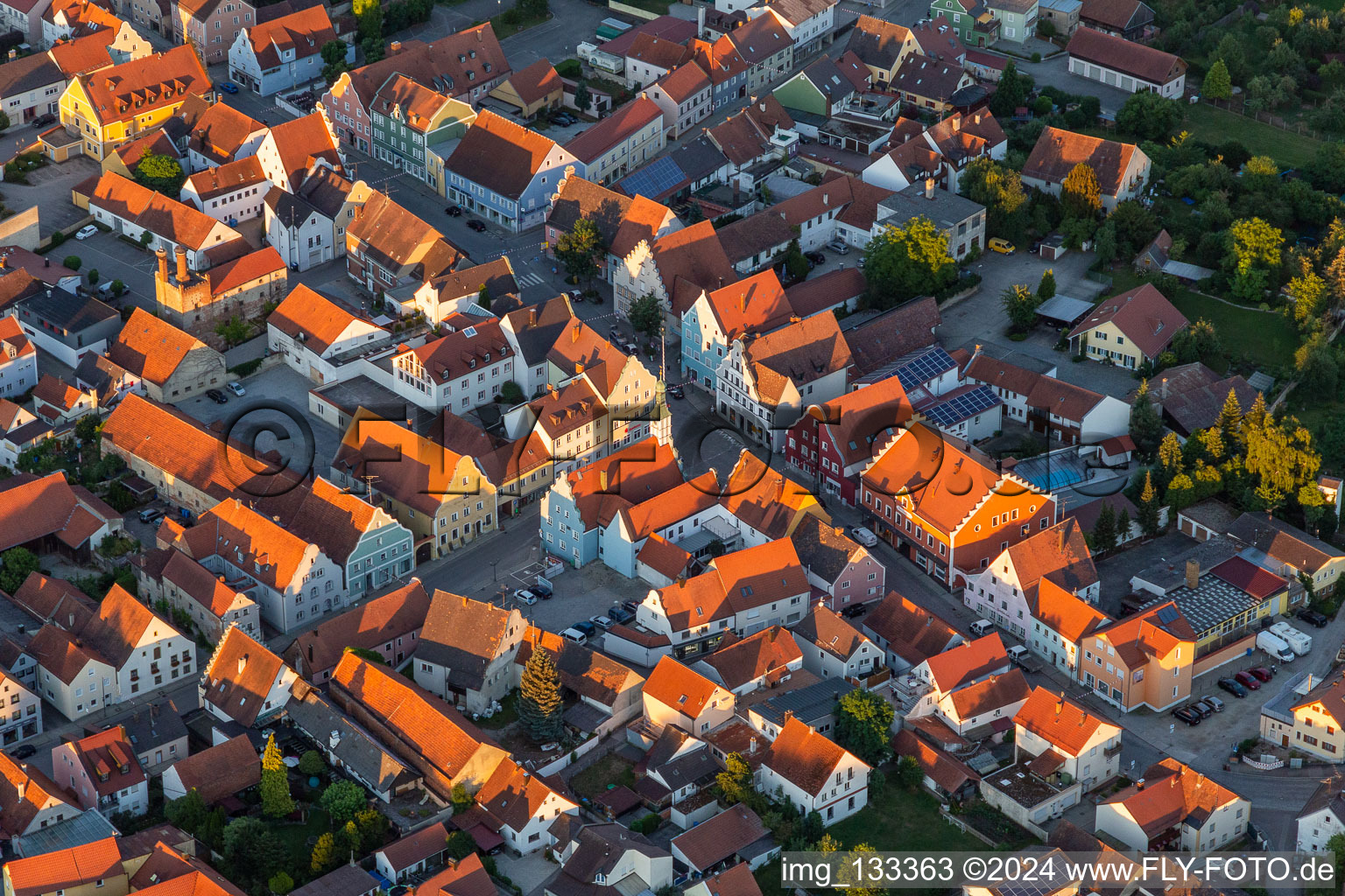 Vue aérienne de Place de la ville de la Regensburgerstrasse à Geiselhöring dans le département Bavière, Allemagne