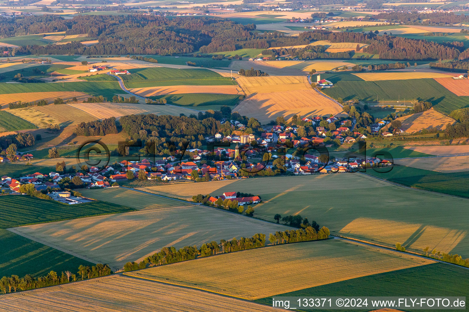 Vue aérienne de Quartier Sallach in Geiselhöring dans le département Bavière, Allemagne