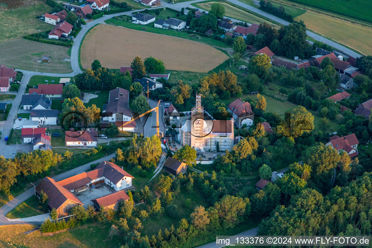 Vue aérienne de Église paroissiale de Saint-Martin, Martinsbuch à le quartier Martinsbuch in Mengkofen dans le département Bavière, Allemagne