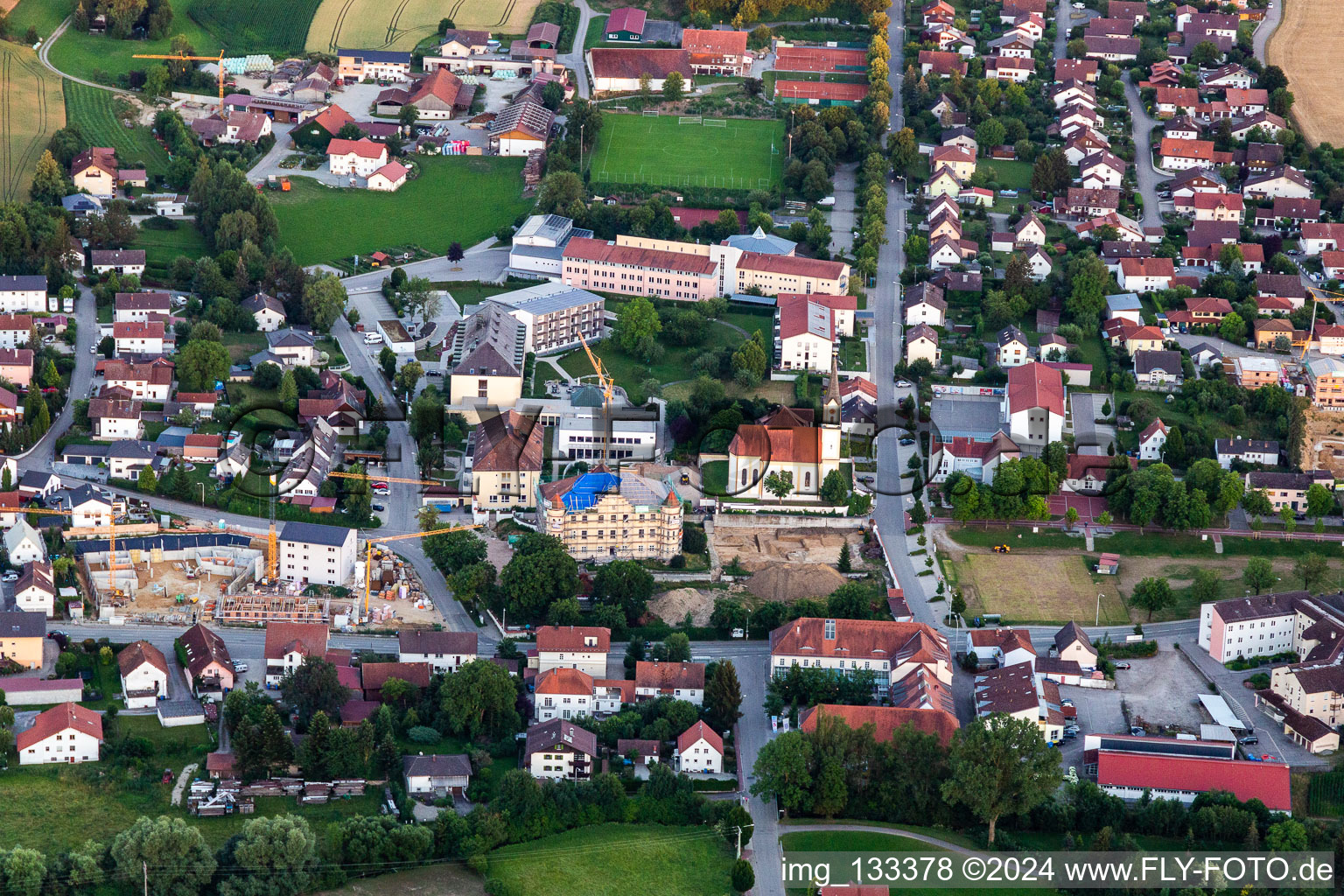 Vue aérienne de Église de l'Annonciation et PhysioKlinik im Aitrachtal GmbH à le quartier Weichshofen in Mengkofen dans le département Bavière, Allemagne