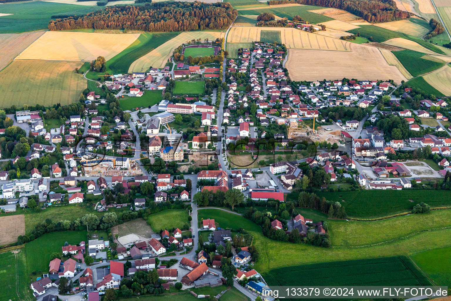 Vue aérienne de Quartier Süsswies in Mengkofen dans le département Bavière, Allemagne