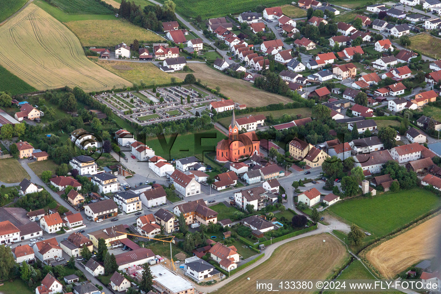 Vue aérienne de Saint-Georges à le quartier Weichshofen in Mengkofen dans le département Bavière, Allemagne