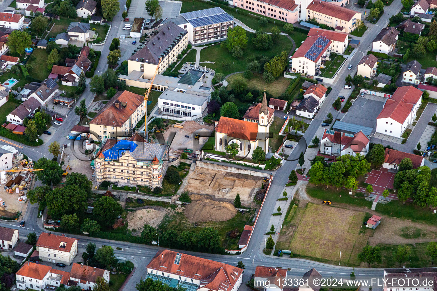 Vue aérienne de Église de l'Annonciation et PhysioKlinik im Aitrachtal GmbH à le quartier Weichshofen in Mengkofen dans le département Bavière, Allemagne