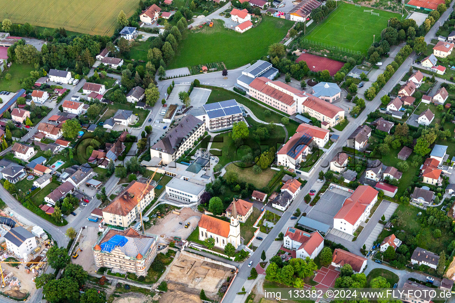 Photographie aérienne de Église de l'Annonciation et PhysioKlinik im Aitrachtal GmbH à le quartier Weichshofen in Mengkofen dans le département Bavière, Allemagne