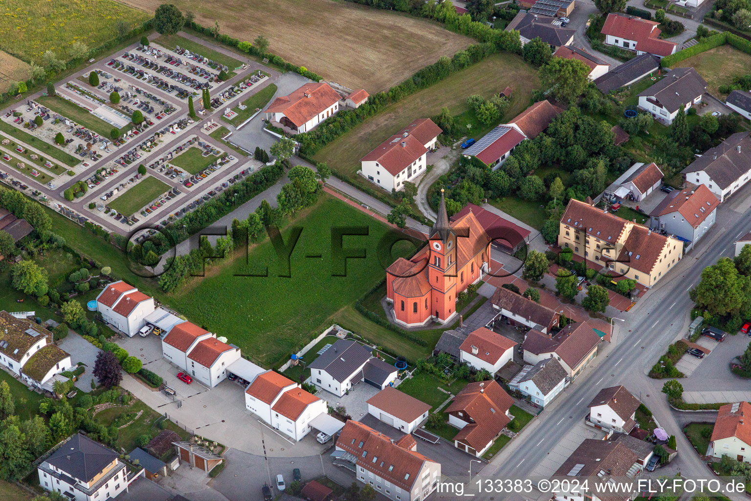 Vue aérienne de Saint-Georges à le quartier Weichshofen in Mengkofen dans le département Bavière, Allemagne