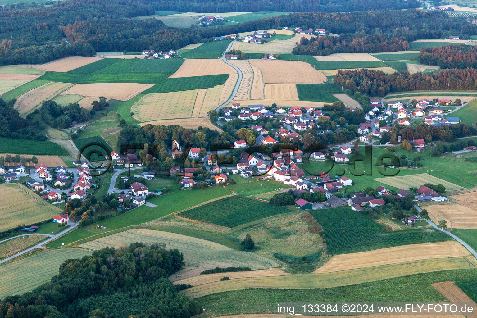 Vue aérienne de Quartier Tunding in Mengkofen dans le département Bavière, Allemagne