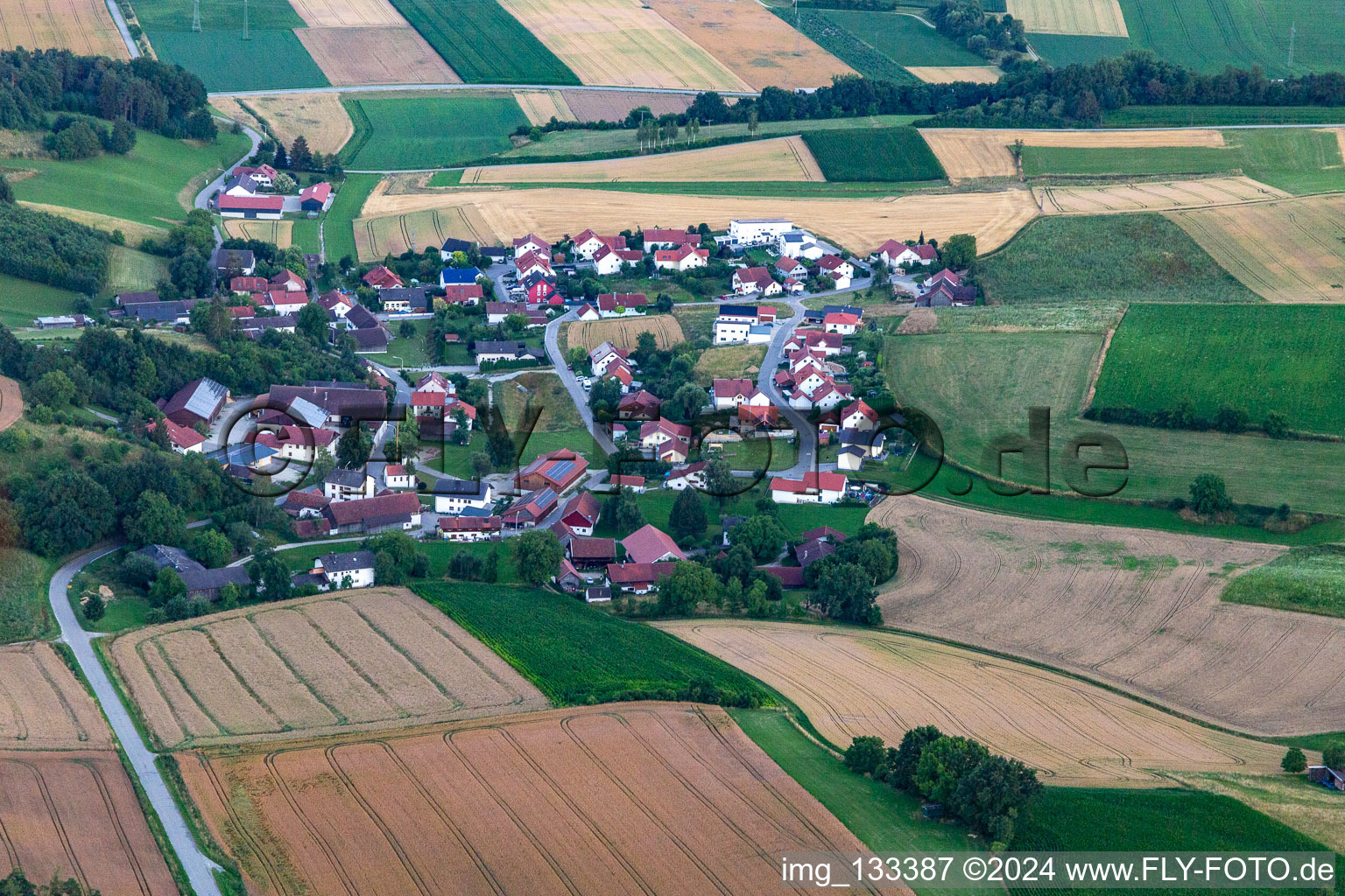 Vue aérienne de Quartier Forst in Moosthenning dans le département Bavière, Allemagne