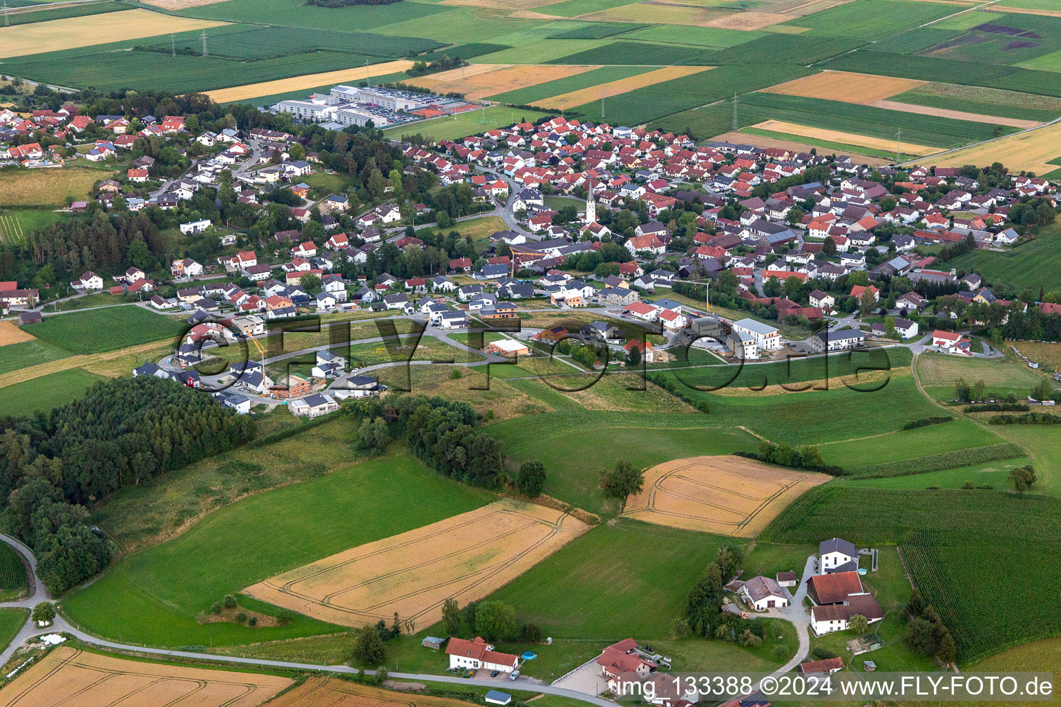 Vue aérienne de Moosthenning dans le département Bavière, Allemagne