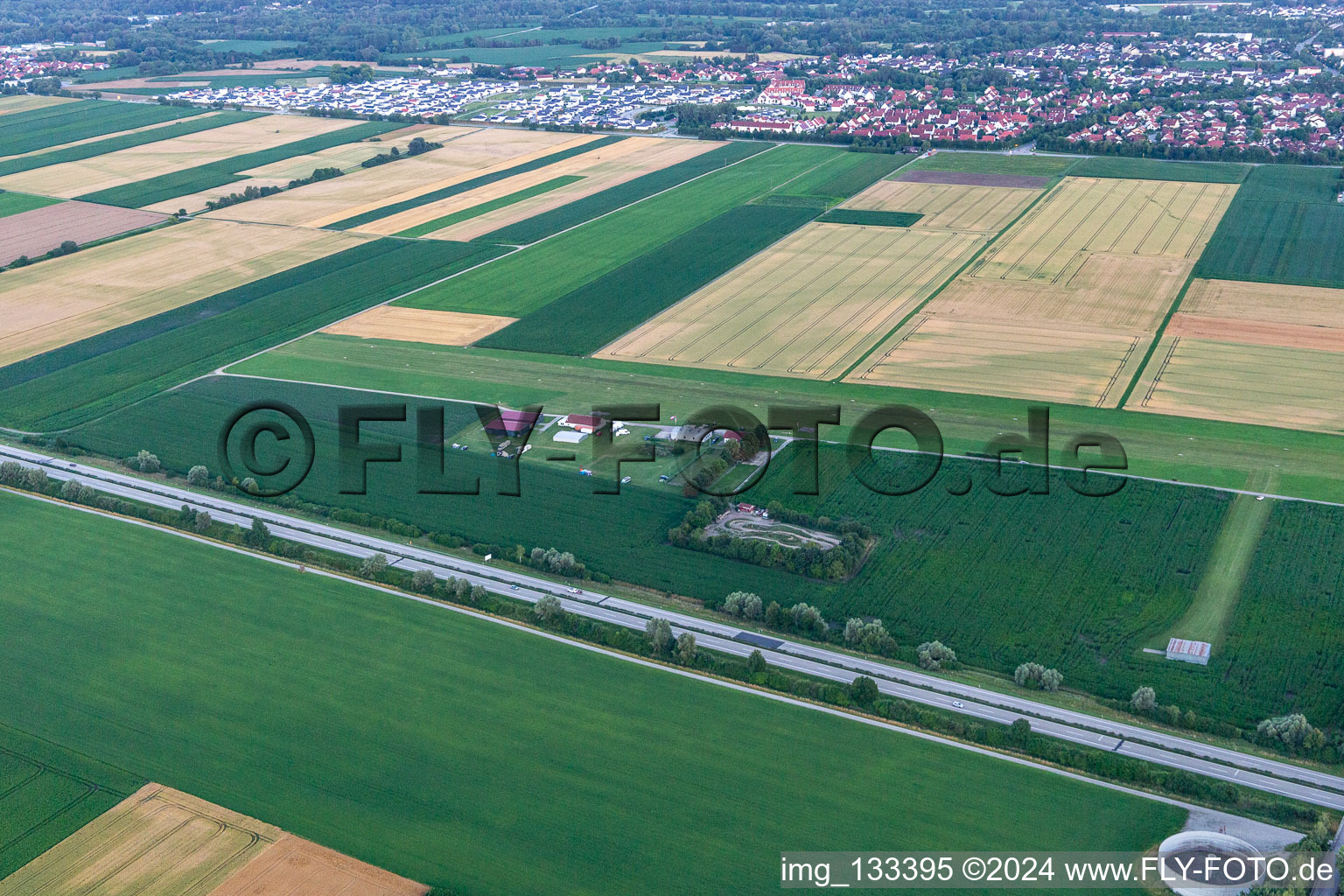 Photographie aérienne de Aéroport Dingolfing à le quartier Höll in Dingolfing dans le département Bavière, Allemagne