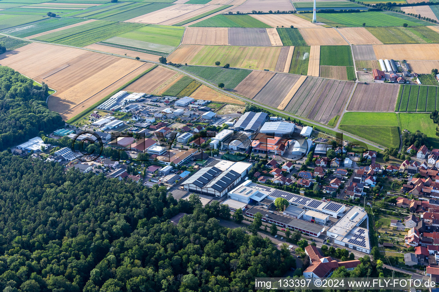 Vue d'oiseau de Zone commerciale à Gereut à Hatzenbühl dans le département Rhénanie-Palatinat, Allemagne