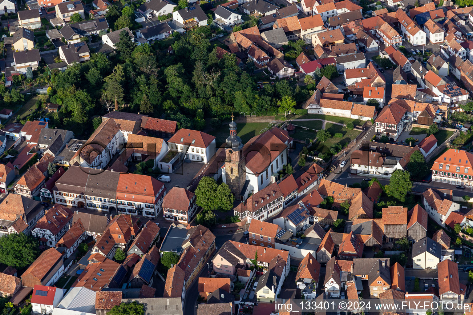 Vue aérienne de Église paroissiale Saint-Michel à Rheinzabern dans le département Rhénanie-Palatinat, Allemagne