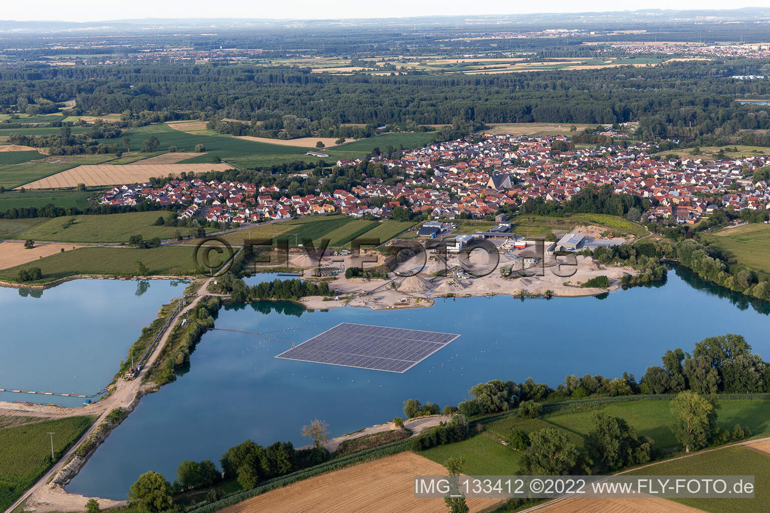 Vue aérienne de Système photovoltaïque flottant à Leimersheim dans le département Rhénanie-Palatinat, Allemagne