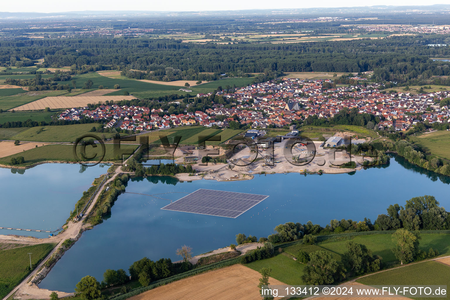 Vue aérienne de Système photovoltaïque flottant à Leimersheim dans le département Rhénanie-Palatinat, Allemagne