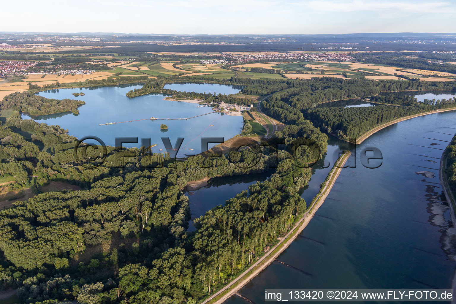 Vue aérienne de Lac de baignade de Giesen Liedolsheim à le quartier Liedolsheim in Dettenheim dans le département Bade-Wurtemberg, Allemagne