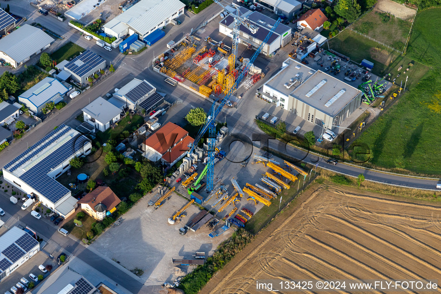 Vue aérienne de SCHWAB GmbH dans la zone industrielle Liedolsheim SW à le quartier Liedolsheim in Dettenheim dans le département Bade-Wurtemberg, Allemagne