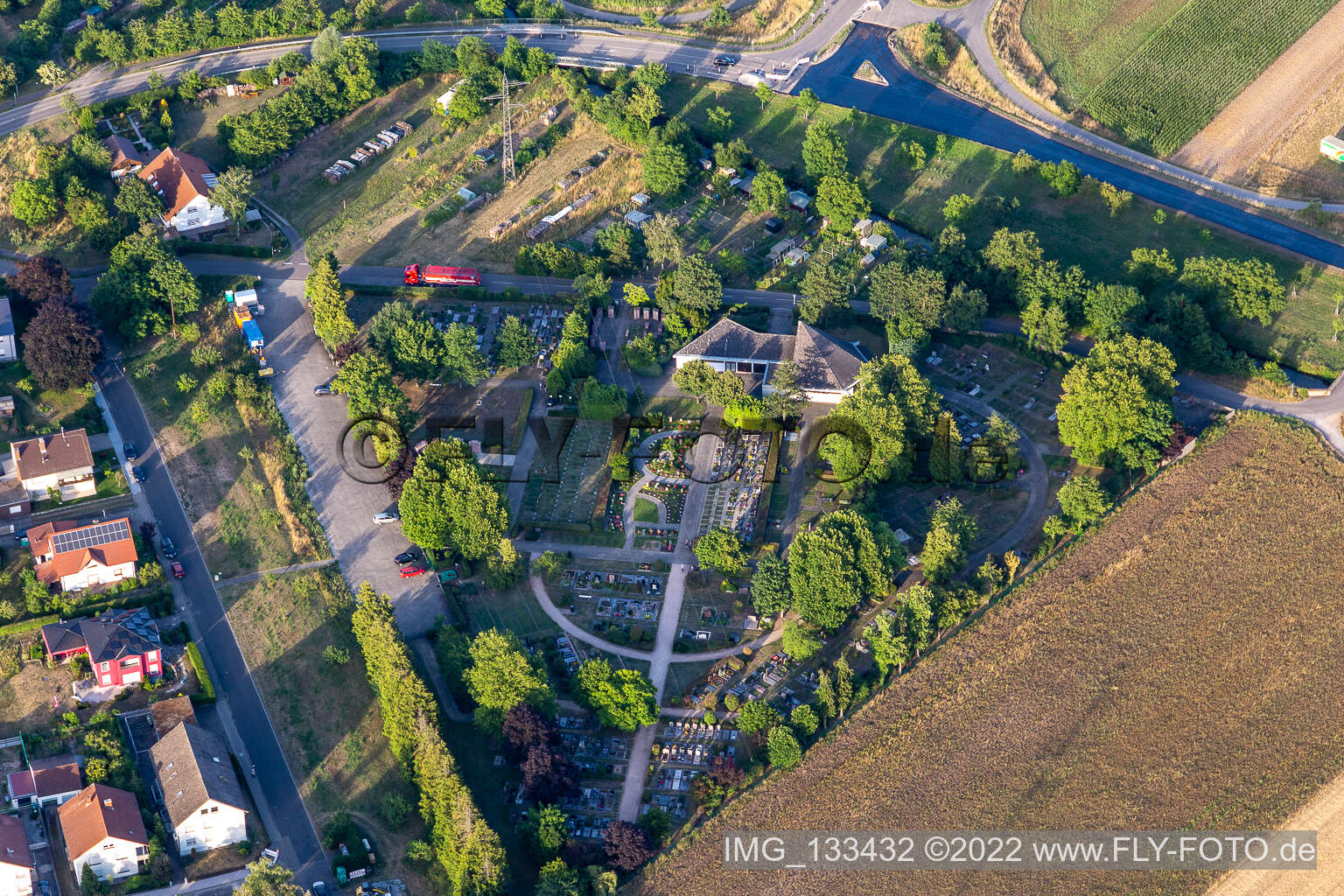 Vue aérienne de Cimetière Graben à le quartier Graben in Graben-Neudorf dans le département Bade-Wurtemberg, Allemagne