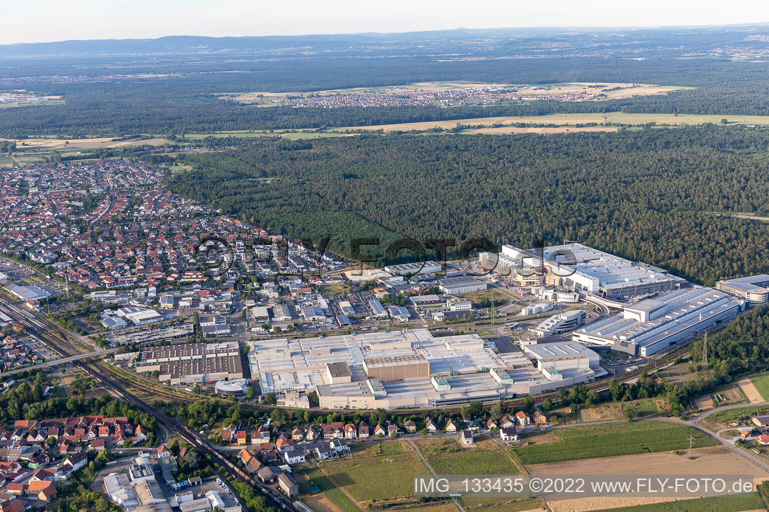 Vue aérienne de SEW-EURODRIVE GmbH & Co KG – usine de fabrication et mécanique/mécatronique SCC à le quartier Graben in Graben-Neudorf dans le département Bade-Wurtemberg, Allemagne