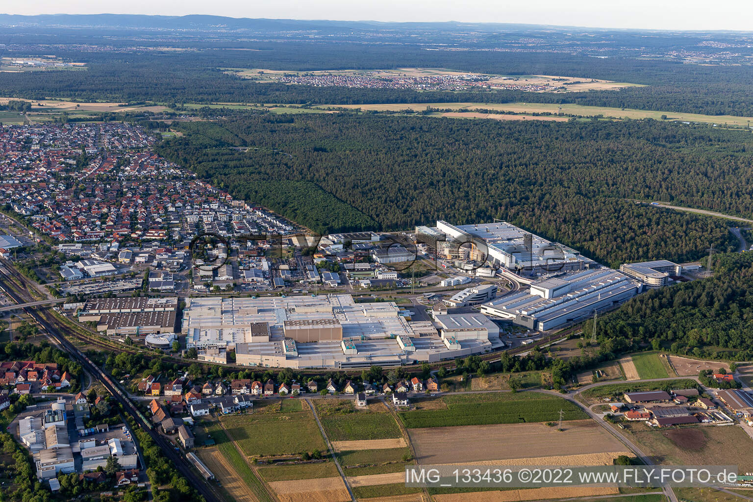 Vue aérienne de SEW-EURODRIVE GmbH & Co KG – usine de fabrication et mécanique/mécatronique SCC à le quartier Graben in Graben-Neudorf dans le département Bade-Wurtemberg, Allemagne