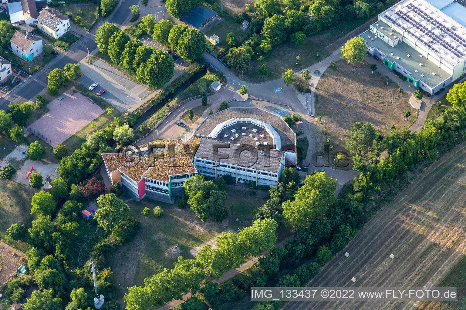 Vue aérienne de École Adolf Kussmaul à le quartier Graben in Graben-Neudorf dans le département Bade-Wurtemberg, Allemagne