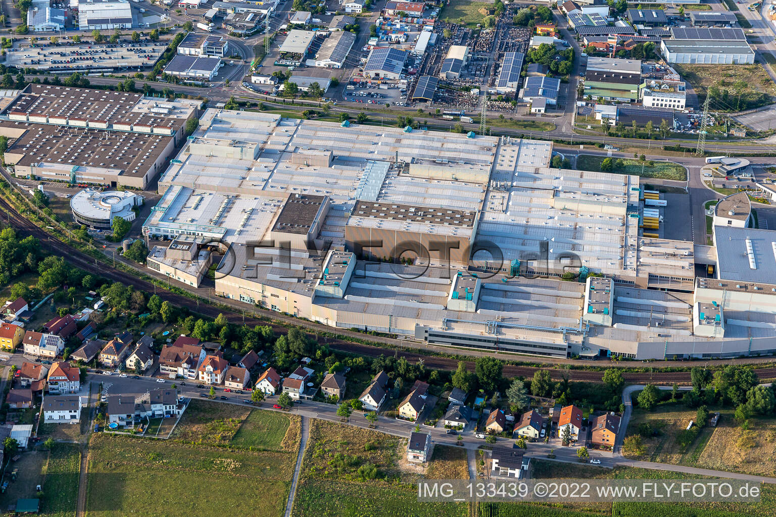 Vue oblique de SEW-EURODRIVE GmbH & Co KG – usine de fabrication et mécanique/mécatronique SCC à le quartier Graben in Graben-Neudorf dans le département Bade-Wurtemberg, Allemagne