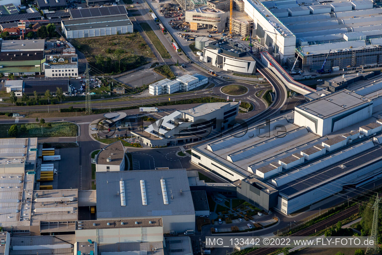 SEW-EURODRIVE GmbH & Co KG – usine de fabrication et mécanique/mécatronique SCC à le quartier Graben in Graben-Neudorf dans le département Bade-Wurtemberg, Allemagne vue d'en haut