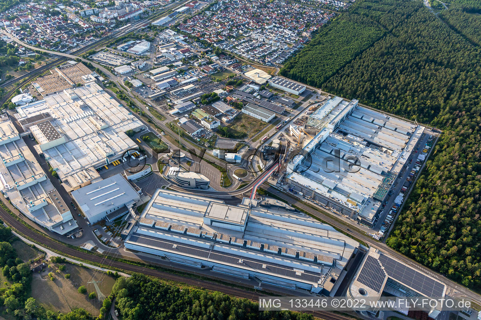 SEW-EURODRIVE GmbH & Co KG – usine de fabrication et mécanique/mécatronique SCC à le quartier Graben in Graben-Neudorf dans le département Bade-Wurtemberg, Allemagne vue du ciel