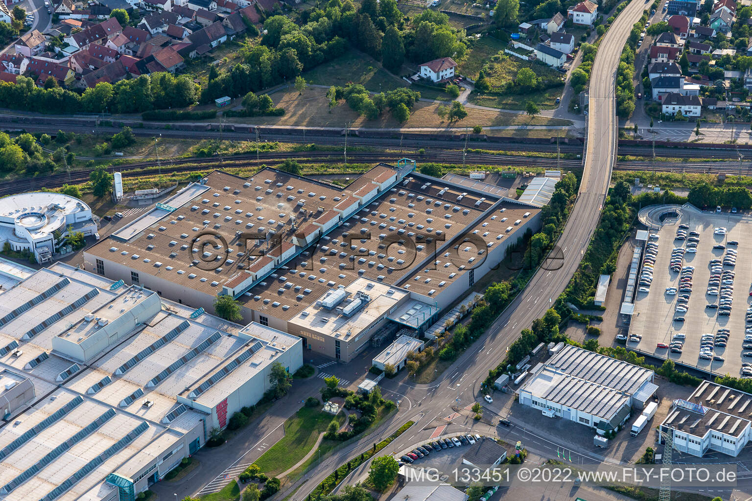SEW-EURODRIVE GmbH & Co KG – usine de fabrication et mécanique/mécatronique SCC à le quartier Graben in Graben-Neudorf dans le département Bade-Wurtemberg, Allemagne du point de vue du drone