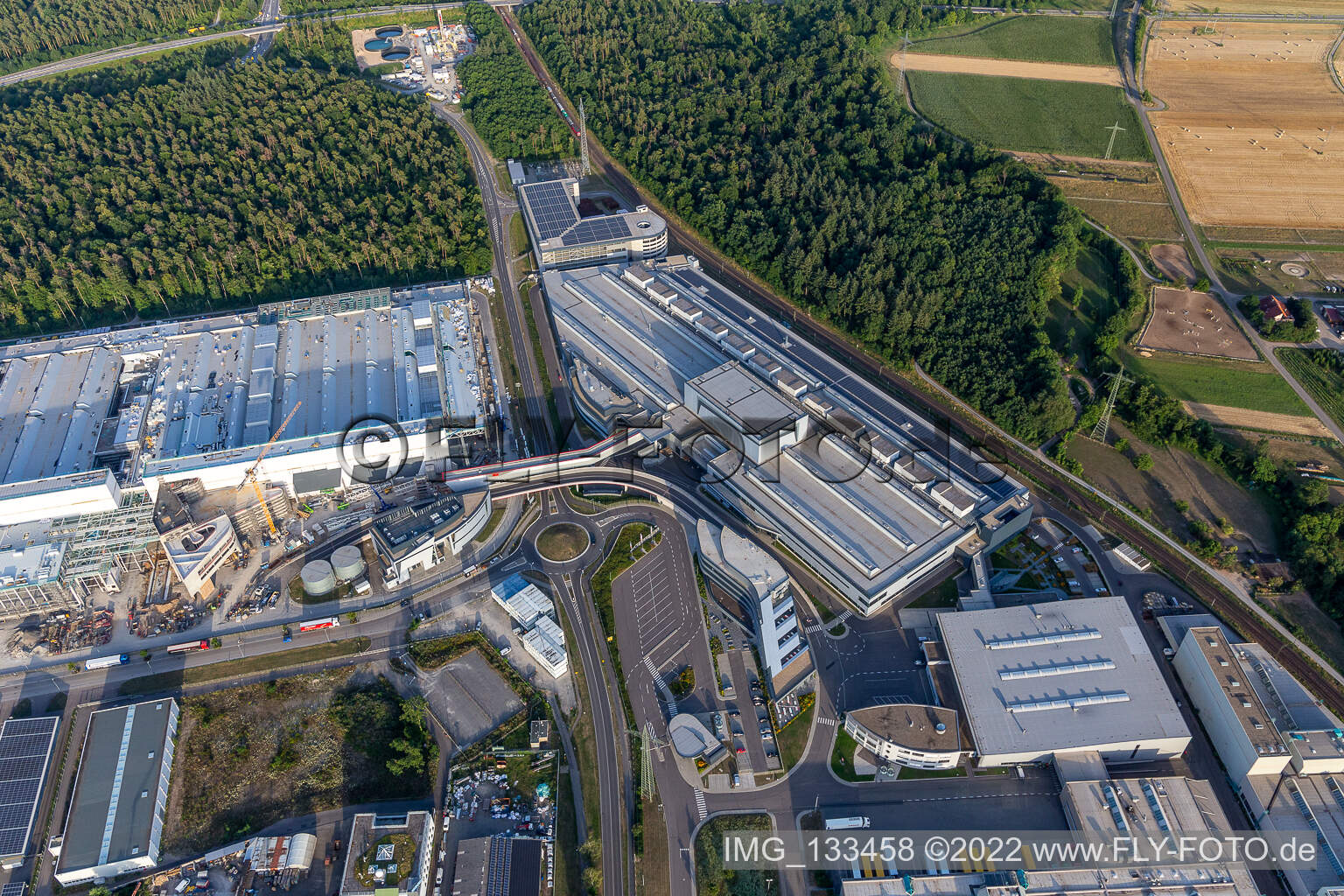 Vue oblique de SEW-EURODRIVE GmbH & Co KG – usine de fabrication et mécanique/mécatronique SCC à le quartier Graben in Graben-Neudorf dans le département Bade-Wurtemberg, Allemagne