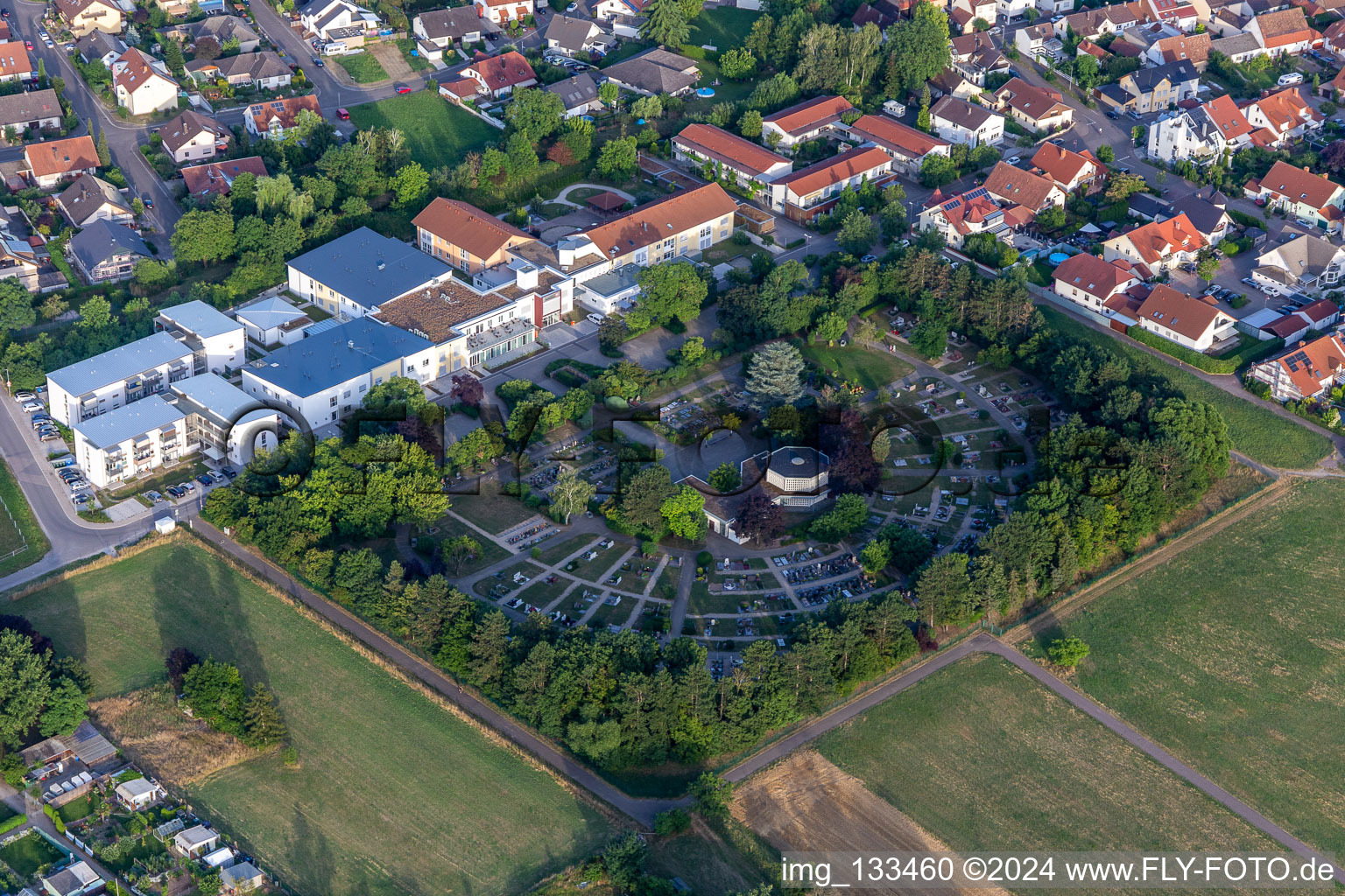 Vue aérienne de Cimetière Karlsdorf à la maison de retraite Sainte-Élisabeth à le quartier Karlsdorf in Karlsdorf-Neuthard dans le département Bade-Wurtemberg, Allemagne