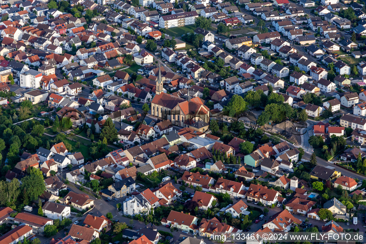 Vue aérienne de Église Saint-Jacques à le quartier Karlsdorf in Karlsdorf-Neuthard dans le département Bade-Wurtemberg, Allemagne