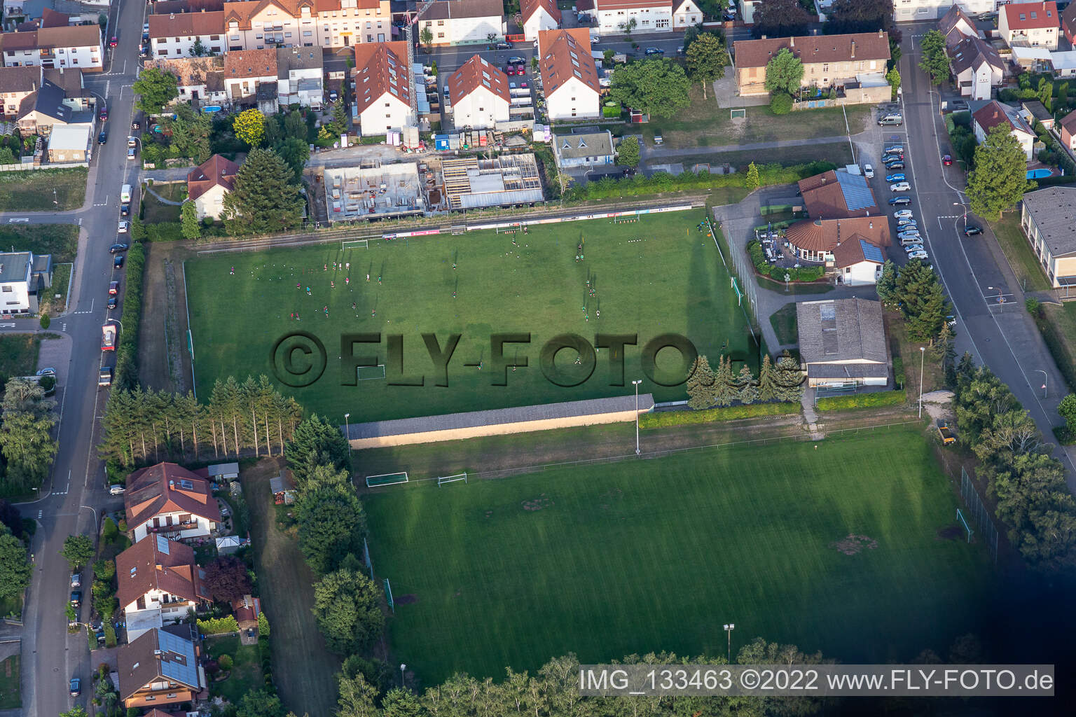 Vue aérienne de FC Allemagne Karlsdorf à le quartier Karlsdorf in Karlsdorf-Neuthard dans le département Bade-Wurtemberg, Allemagne