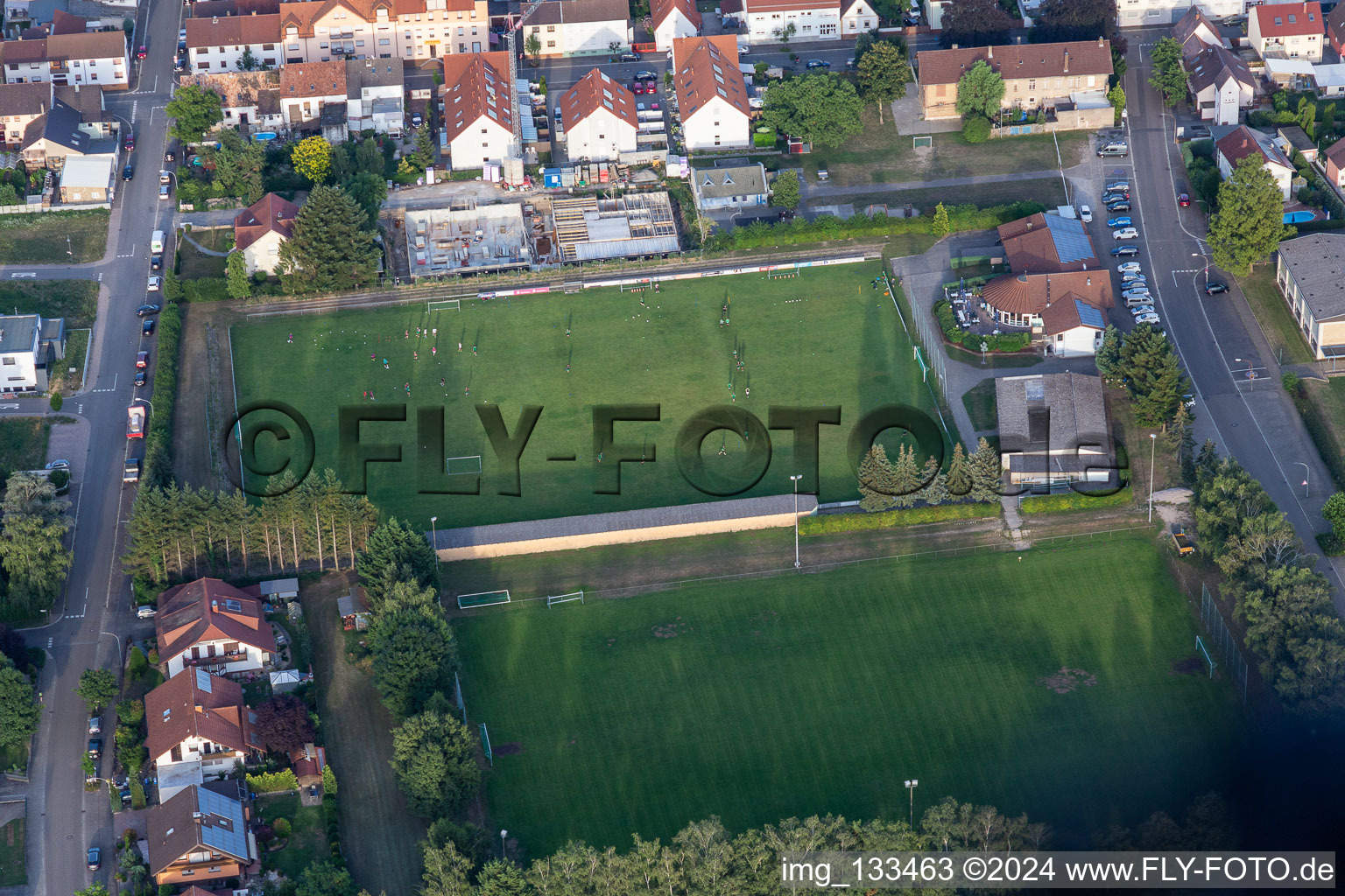 Vue aérienne de FC Allemagne Karlsdorf à le quartier Karlsdorf in Karlsdorf-Neuthard dans le département Bade-Wurtemberg, Allemagne