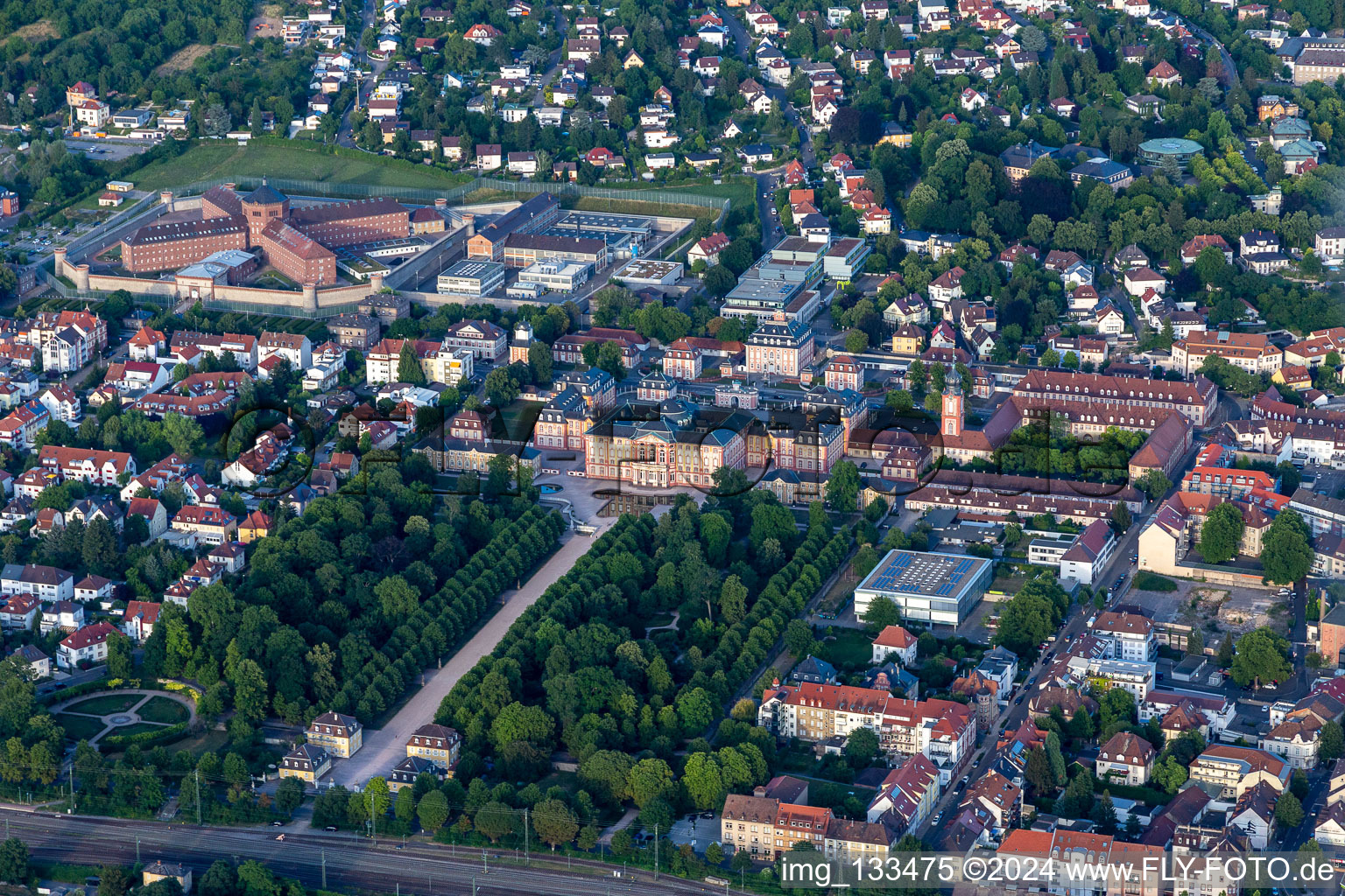 Vue aérienne de Château et jardin du château Bruchsal à Bruchsal dans le département Bade-Wurtemberg, Allemagne