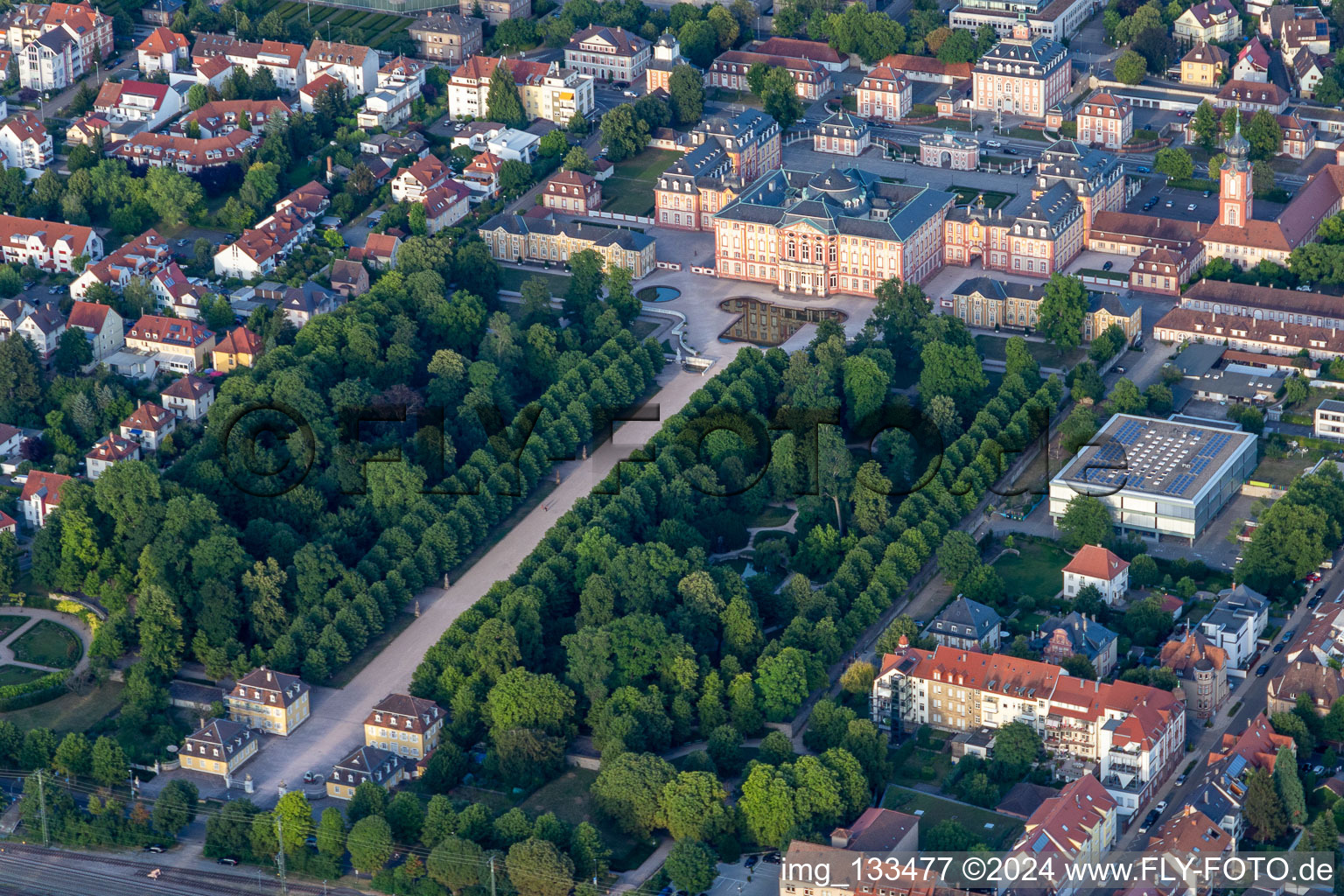 Vue aérienne de Château et jardin du château Bruchsal à Bruchsal dans le département Bade-Wurtemberg, Allemagne